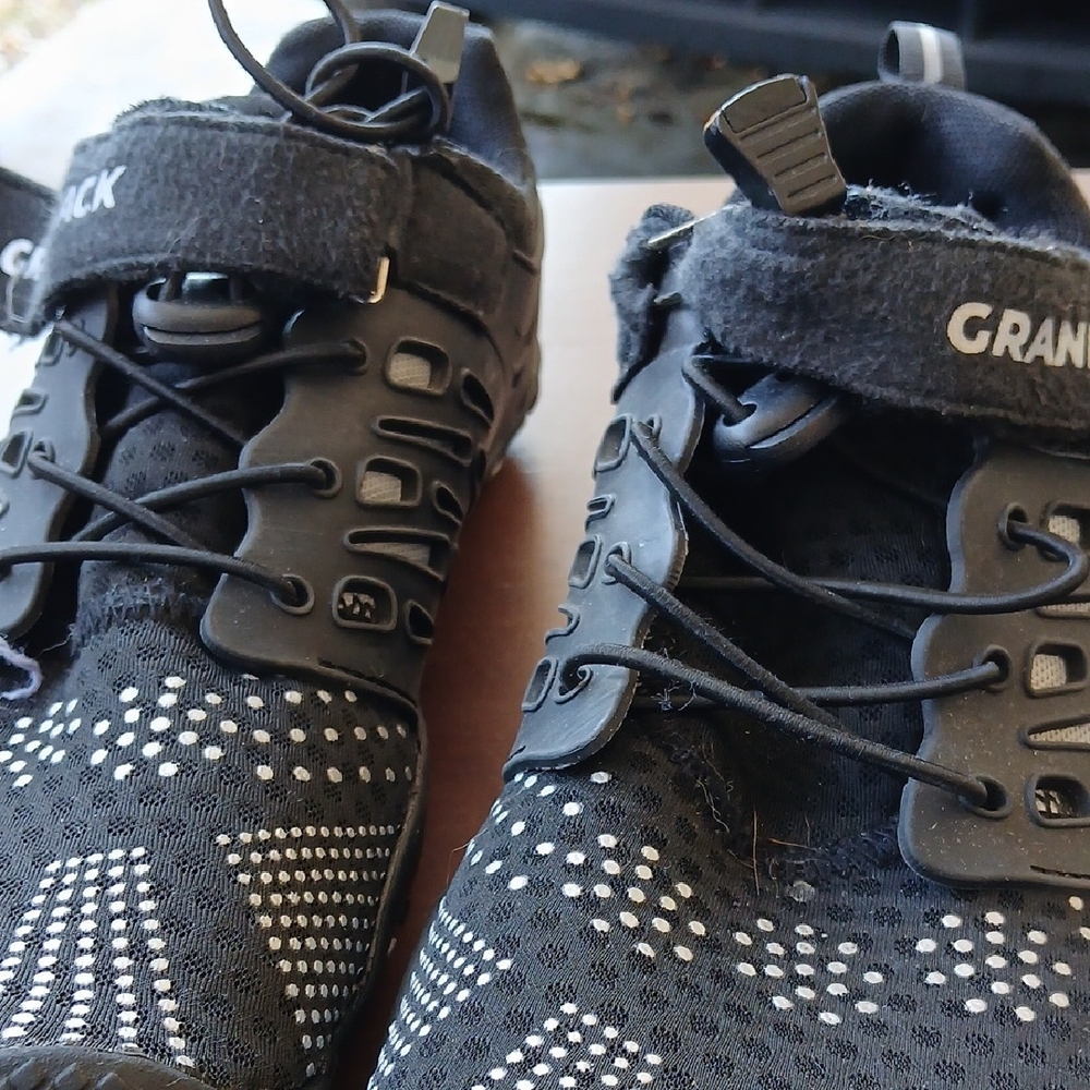Women's Athletic Shoes - Black Size 8. - Picture 4 of 6